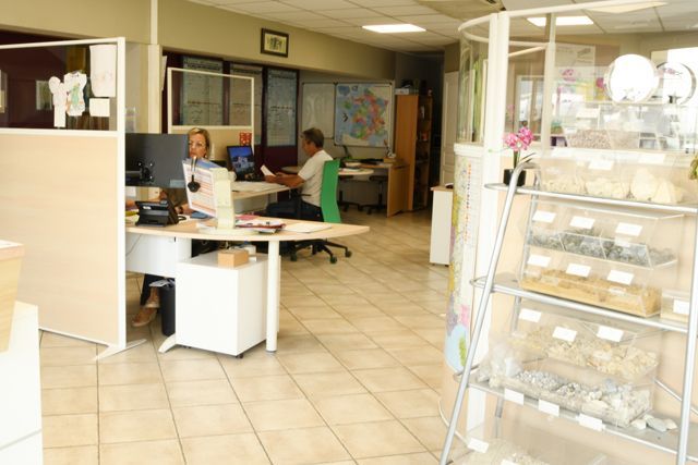 Personnes travaillant dans un bureau