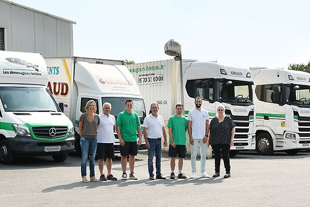 Mobilier foncé et décoration d’intérieur