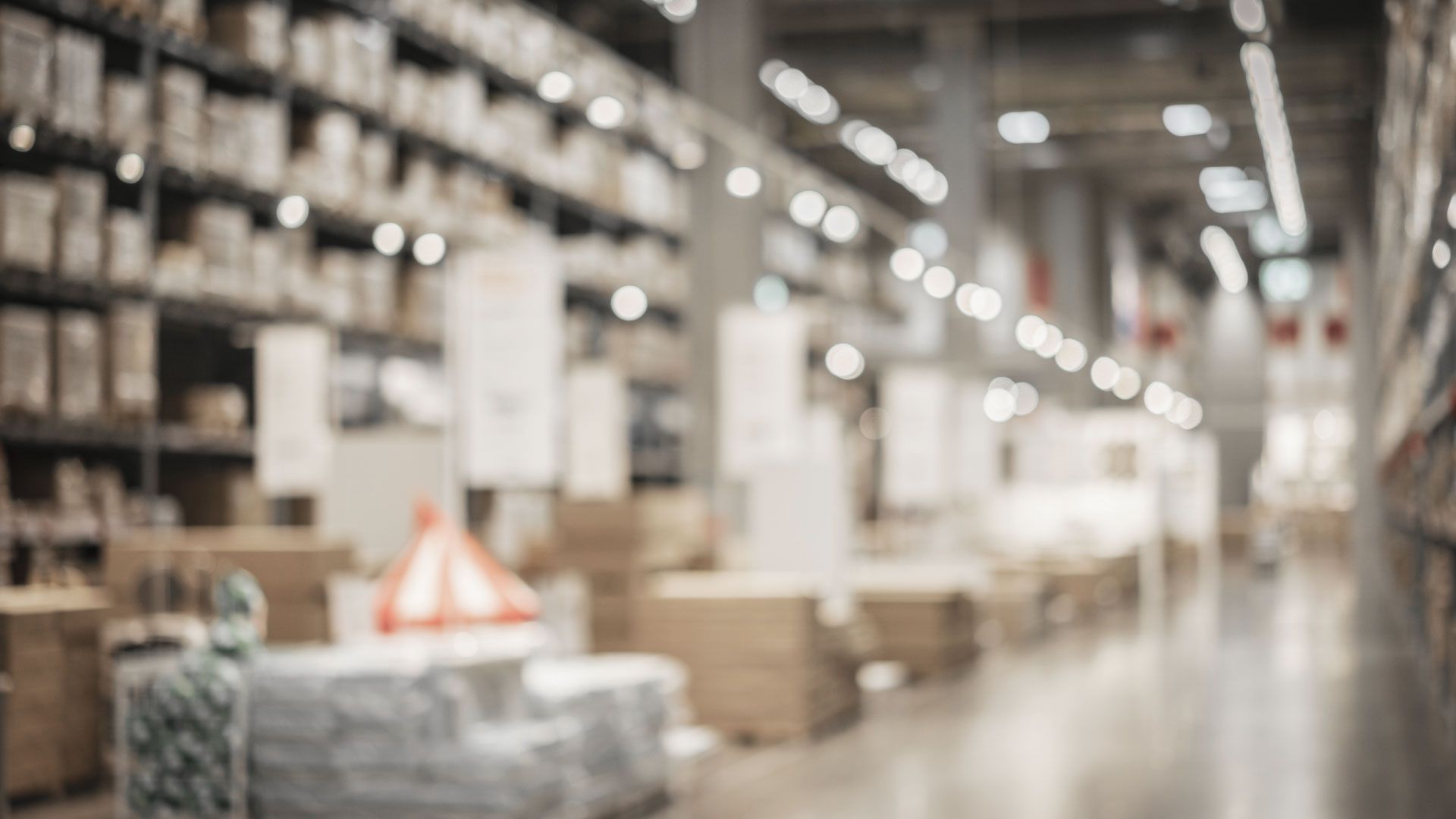 Vue floutée d'un magasin d'ameublement et ses étagères de produits