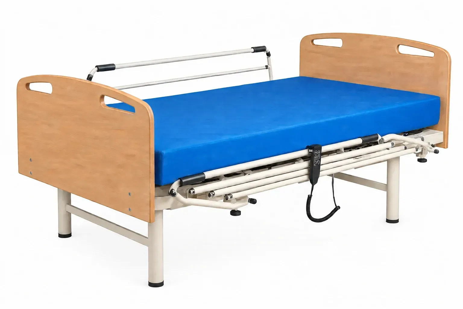 Cama de hospital con colchón azul y barandillas de madera, sobre un fondo blanco