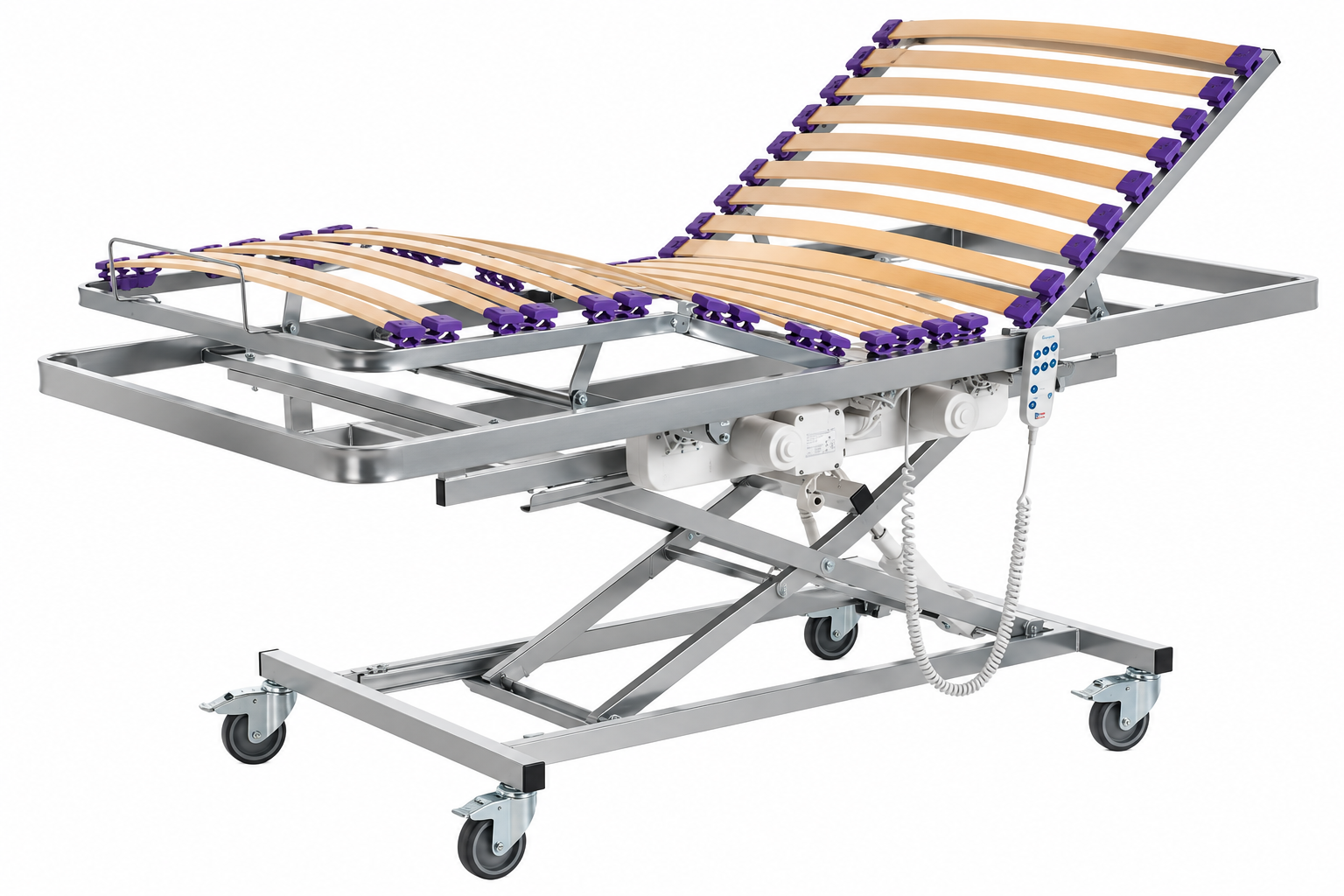 Cama hospitalaria ajustable con estructura metálica, listones de madera y ruedas sobre un fondo blanco