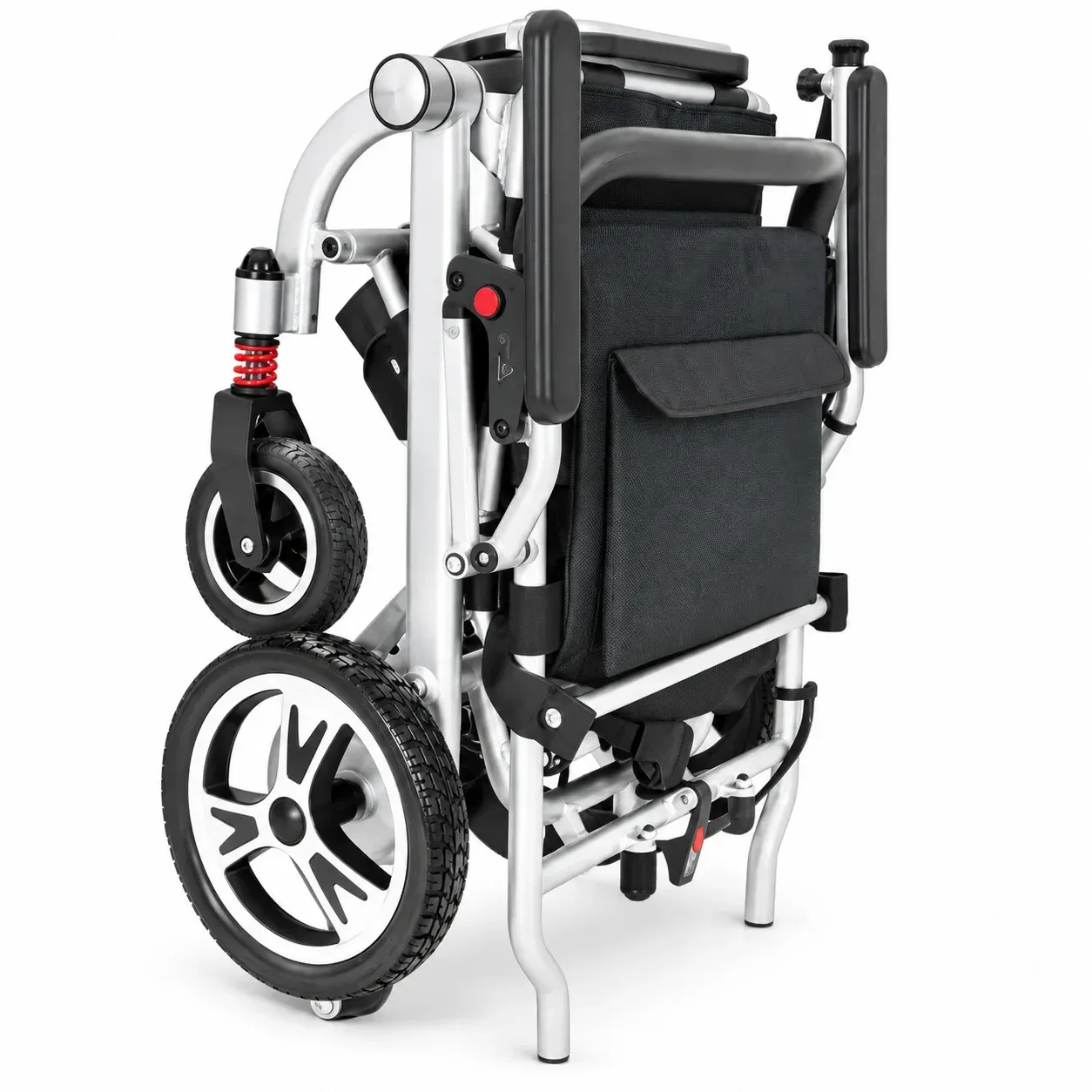 Silla de ruedas eléctrica plegable negra con ruedas traseras grandes y rueda delantera giratoria sobre fondo blanco