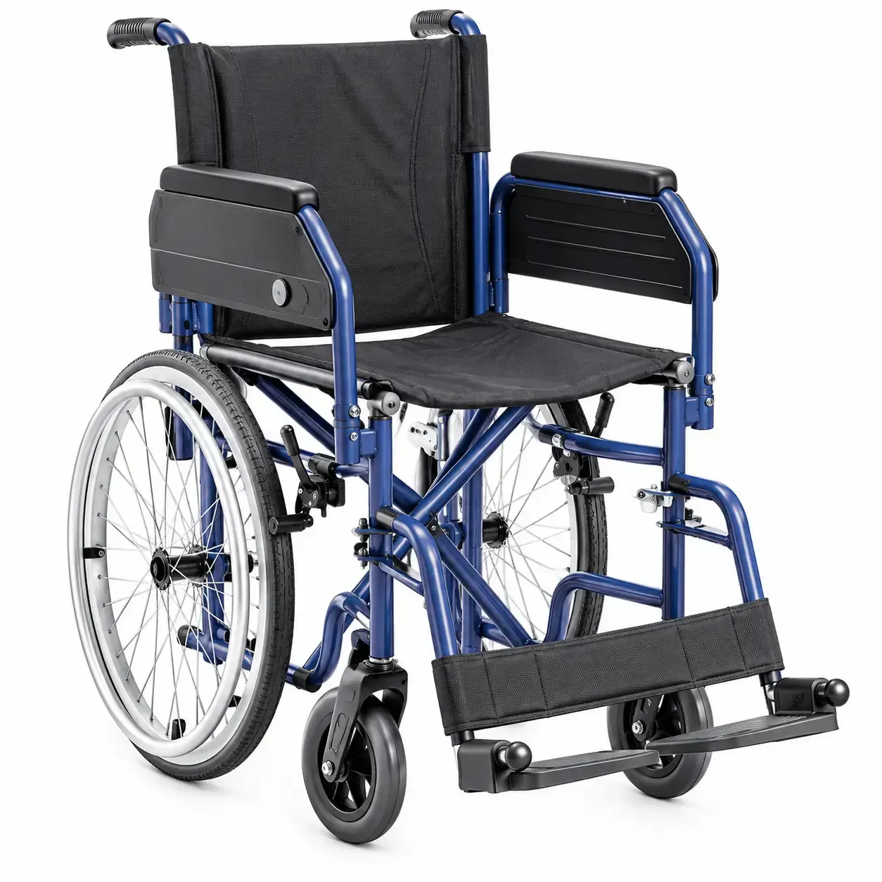 Silla de ruedas azul y negra con ruedas traseras grandes y reposapiés sobre un fondo blanco