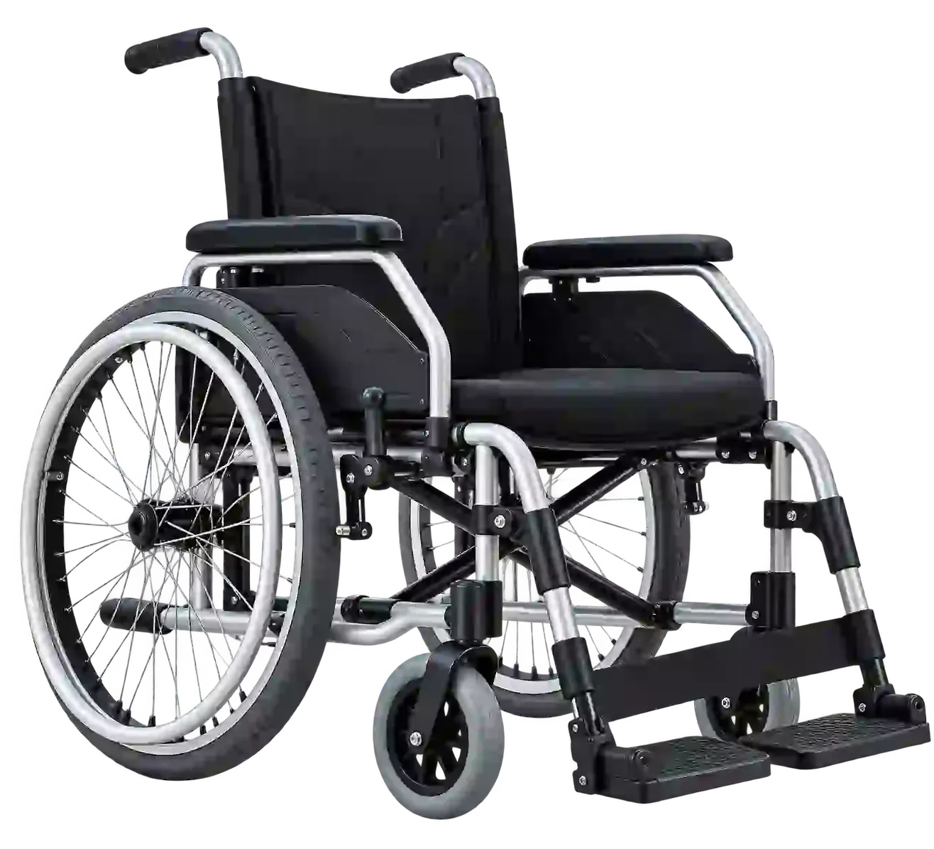 Silla de ruedas negra con reposapiés y ruedas traseras grandes sobre un fondo blanco