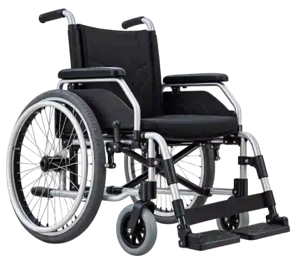 Silla de ruedas manual negra con armazón plateado y reposapiés sobre fondo blanco