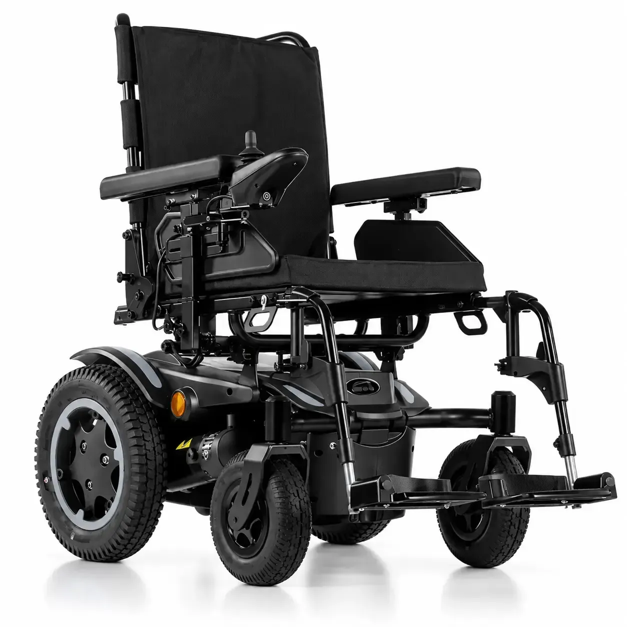 Silla de ruedas eléctrica negra sobre un fondo blanco, vista de perfil.