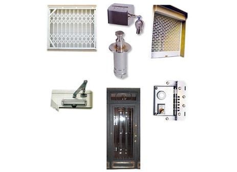 Un montón de diferentes tipos de puertas y ventanas sobre un fondo blanco.