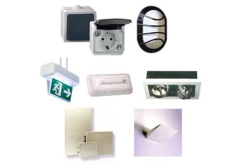 Un montón de diferentes tipos de equipos eléctricos sobre un fondo blanco.