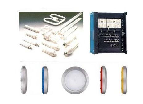 Un montón de diferentes tipos de equipos eléctricos sobre un fondo blanco.