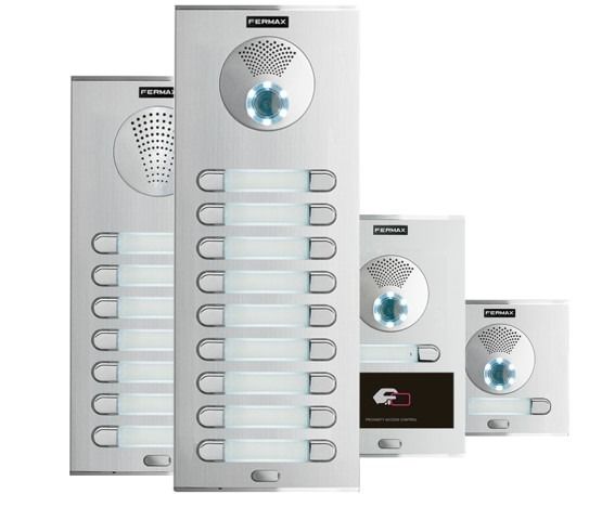 Un grupo de porteros automáticos están apilados uno encima del otro sobre un fondo blanco.