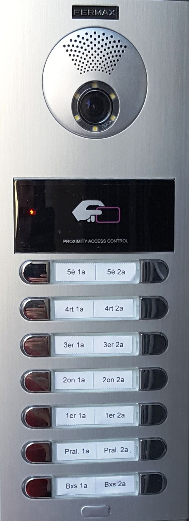 Un timbre plateado con cámara y botones.