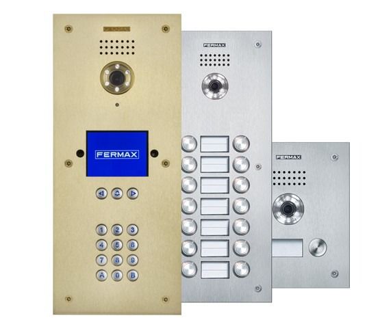 Tres tipos diferentes de porteros automáticos con uno que dice fermax