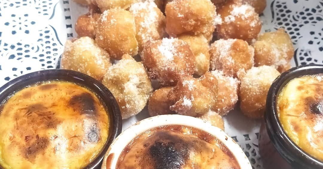 Hay tres tazones de comida sobre una mesa al lado de un plato de comida.