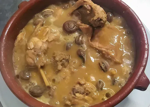 Un tazón de sopa con carne y frijoles.