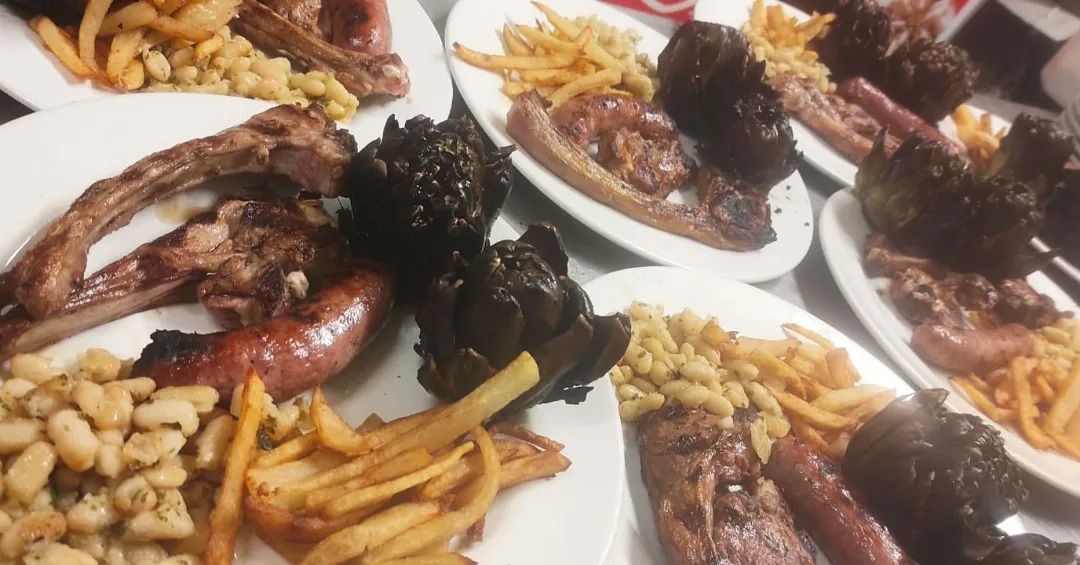 Un montón de platos de comida están sobre una mesa.