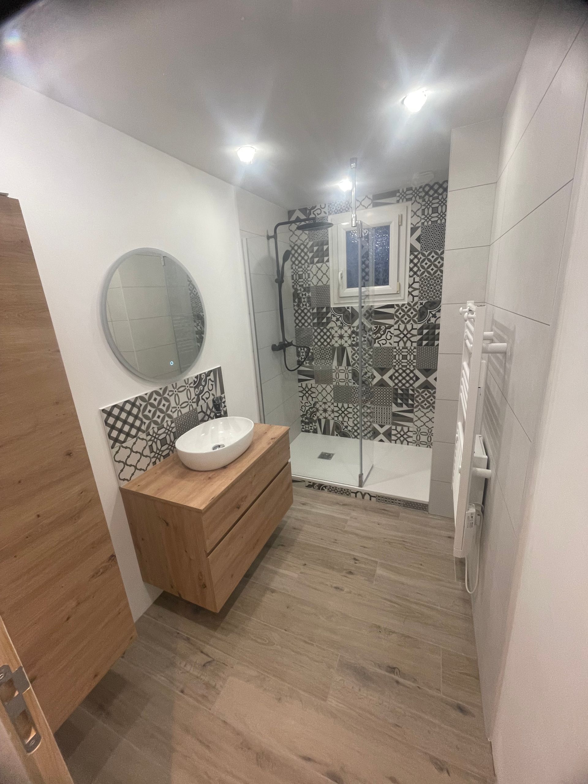 Salle de bains avec une douche à l'italienne