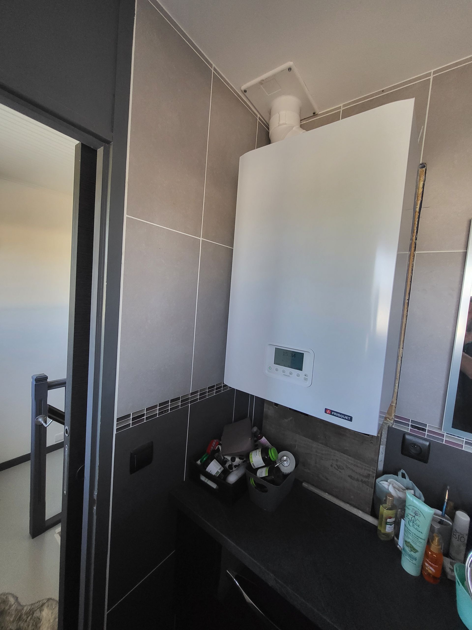 Chaudière blanche accrochée à un mur