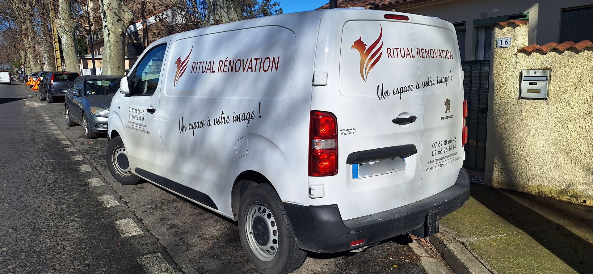 Une camionnette blanche est garée dans une rue.
