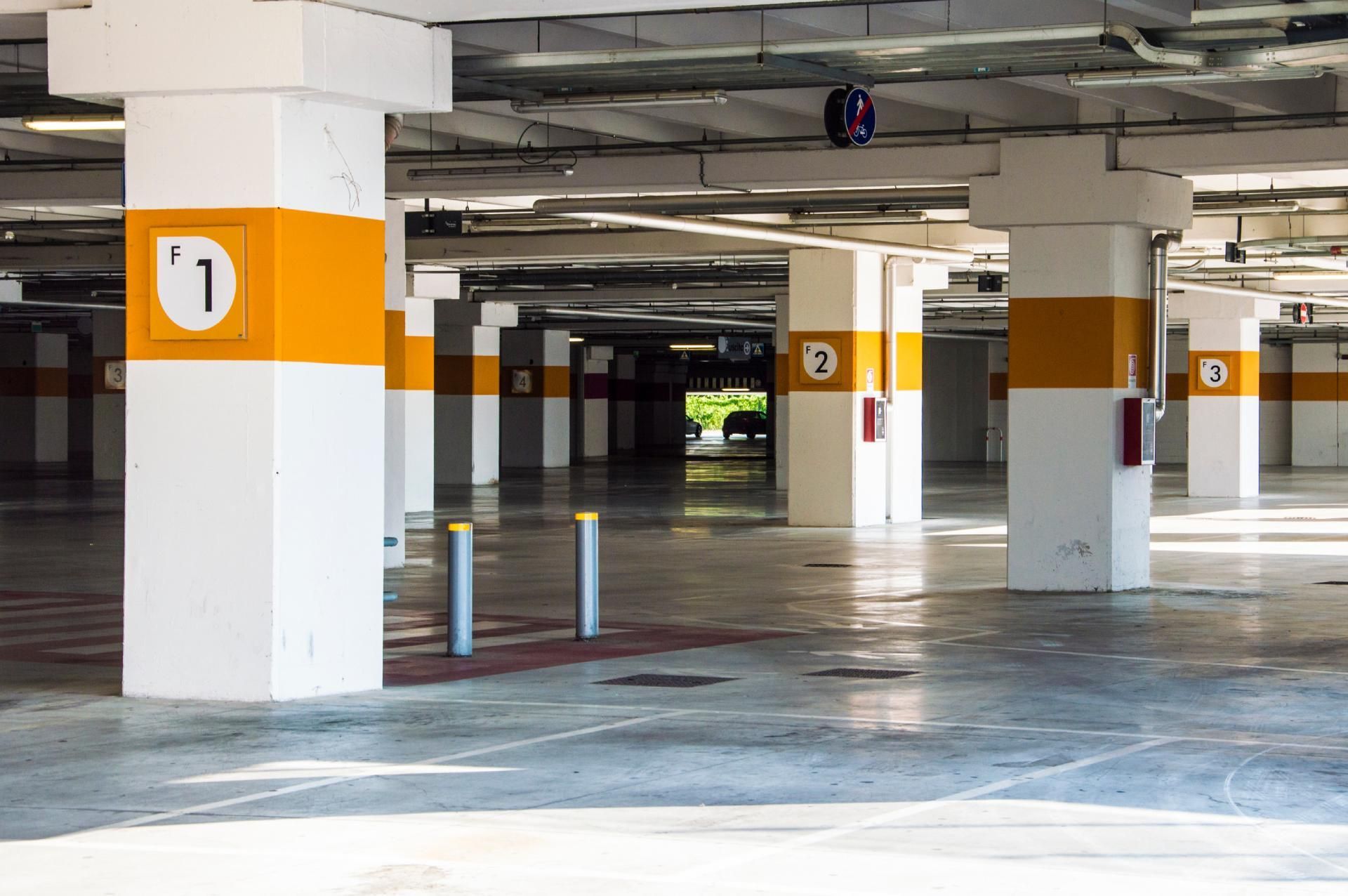 Sección de productos agrícolas en un supermercado, que muestra una colorida variedad de productos frescos.