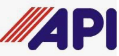 Logotipo de API con rayas diagonales rojas y letras azules.