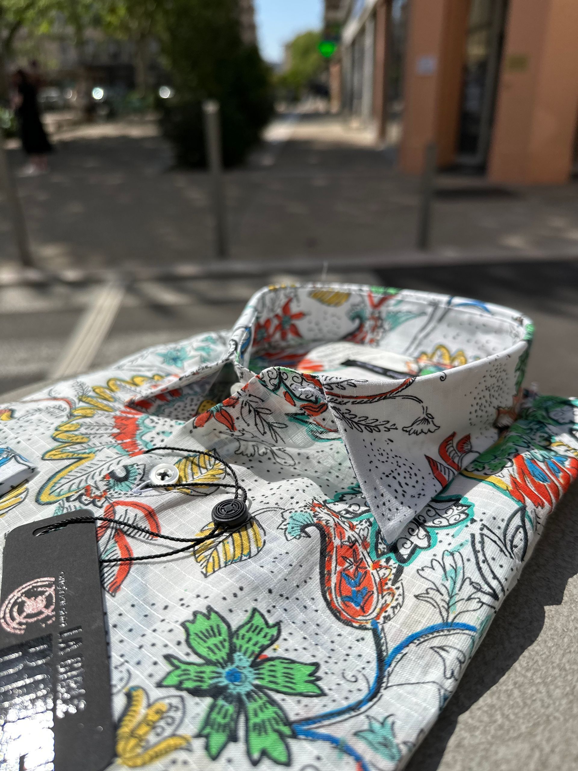 Chemise blanche avec des motifs de couleurs vert et orange