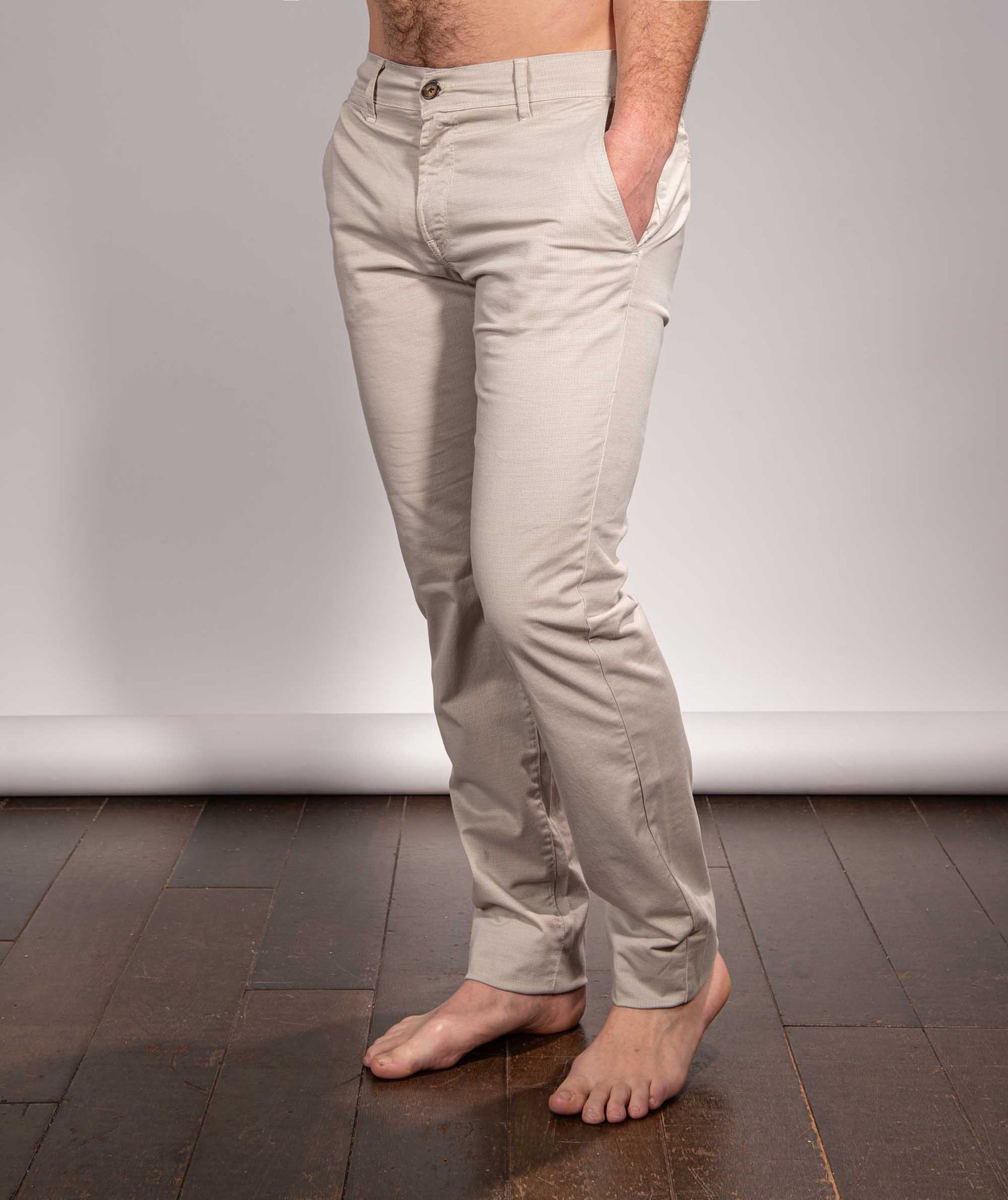 Chino imprimé micromotifs surteints beige La Cible Rouge.
Coupe ajustée
97%coton-3% EA