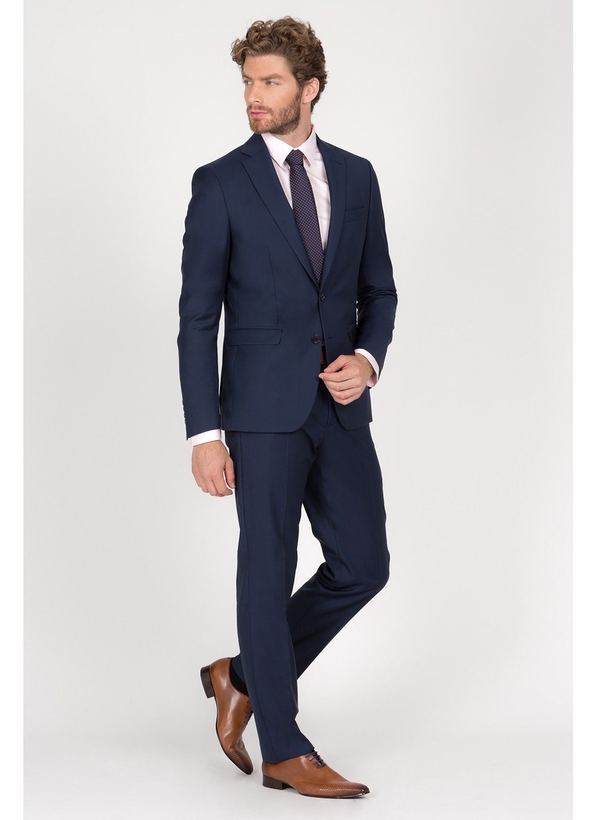 Mannequin touchant la manche de sa chemise