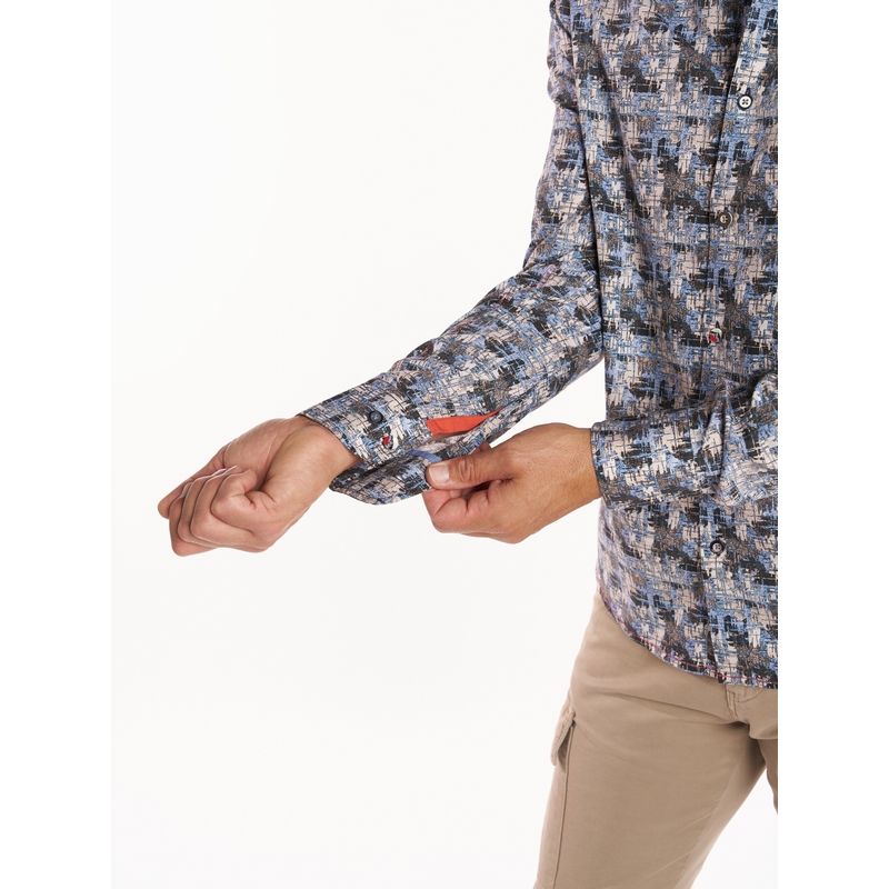 Mannequin touchant la manche de sa chemise