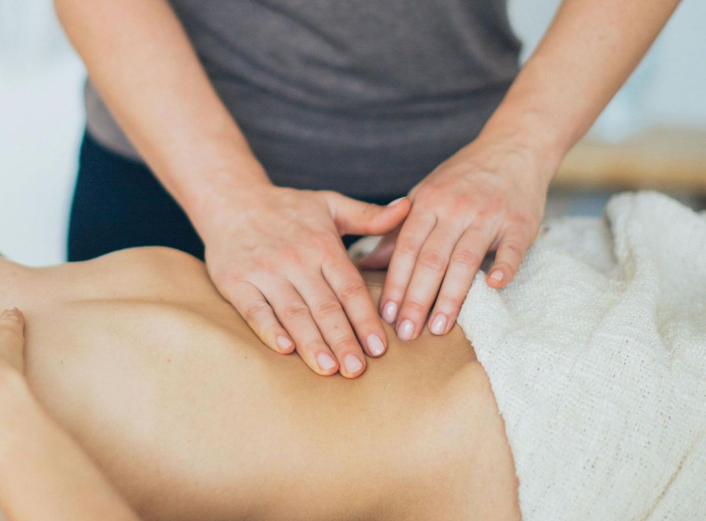 Una mujer está recibiendo un masaje en un spa.