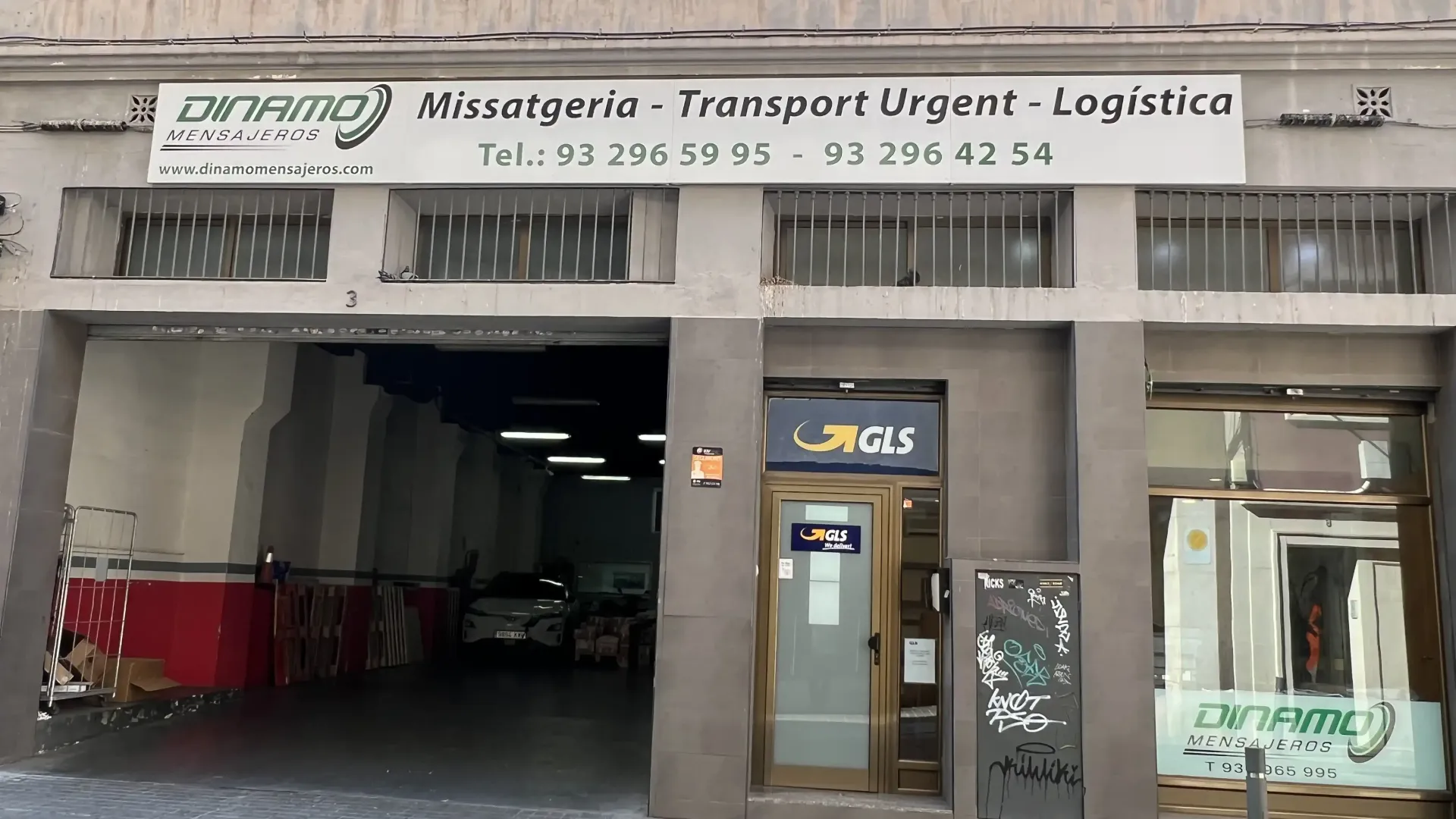 El frente de un edificio con un cartel que dice 'gs'