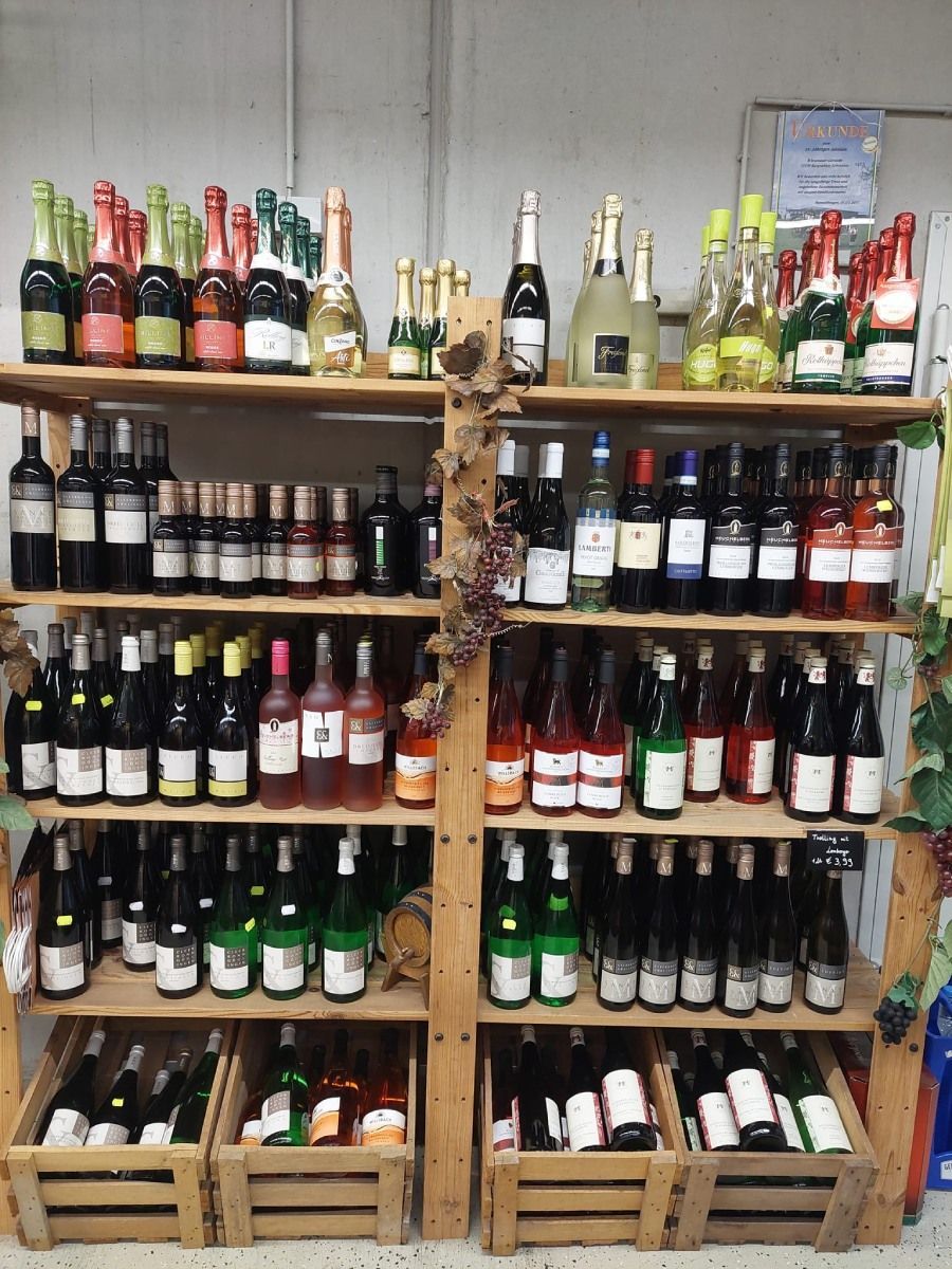 Weinregal mit diversen Weinsorten