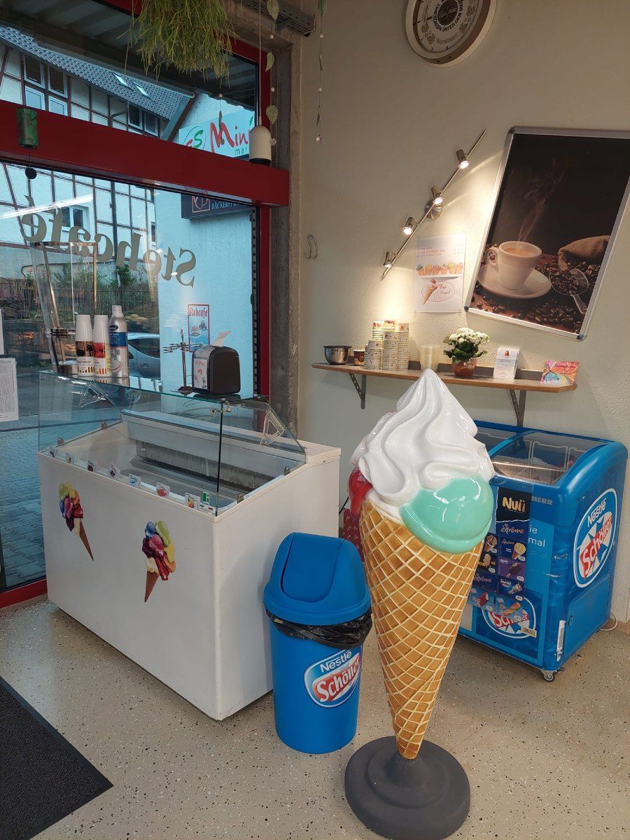 Tiefkühltruhe mit verschiedenen Eissorten