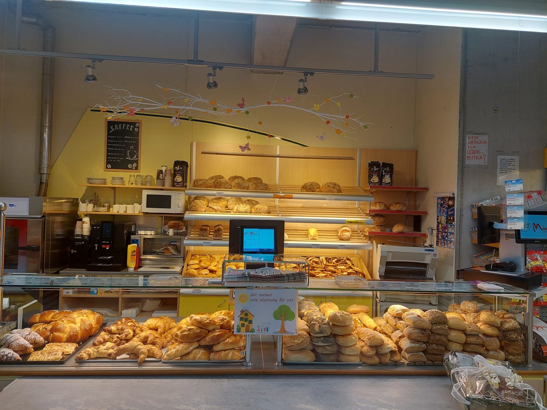 Bäckereiauslage mit Broten, Brötchen, Gebäck, Teilchen