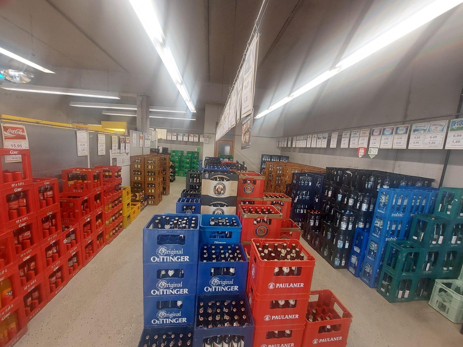 Halle vom Getränkemarkt mit vielen Kästen