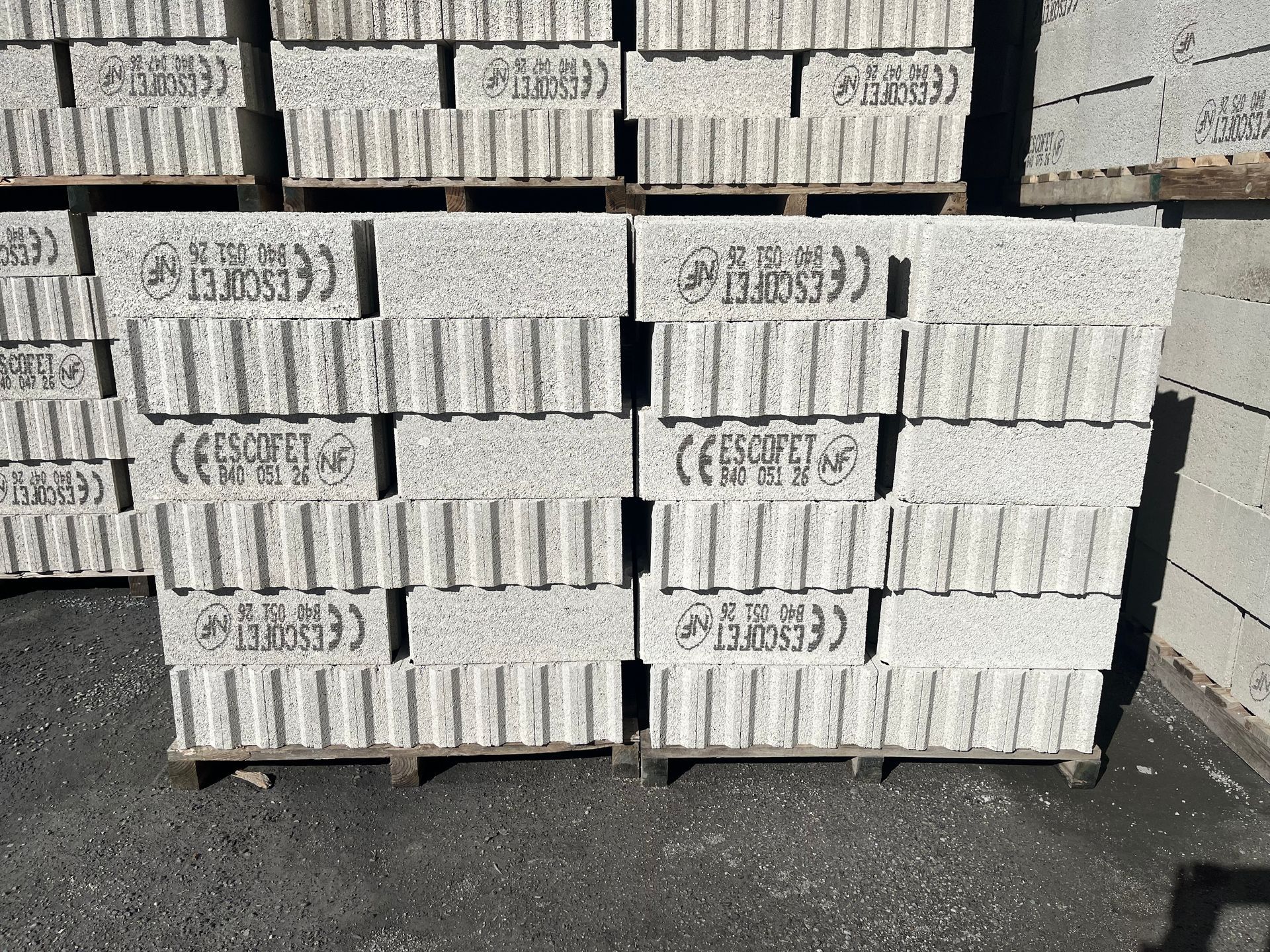 Des parpaings floqués Escofet