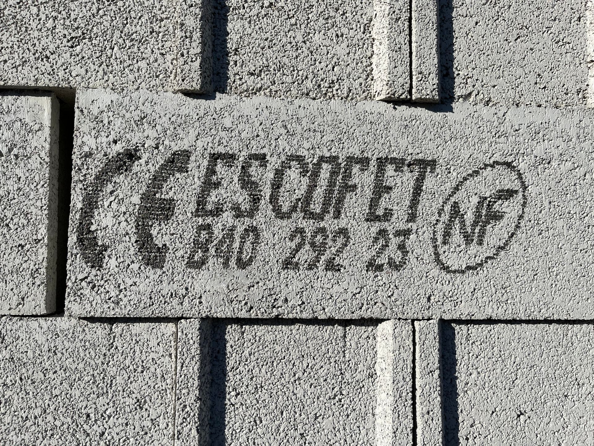 Buses béton grises empilées