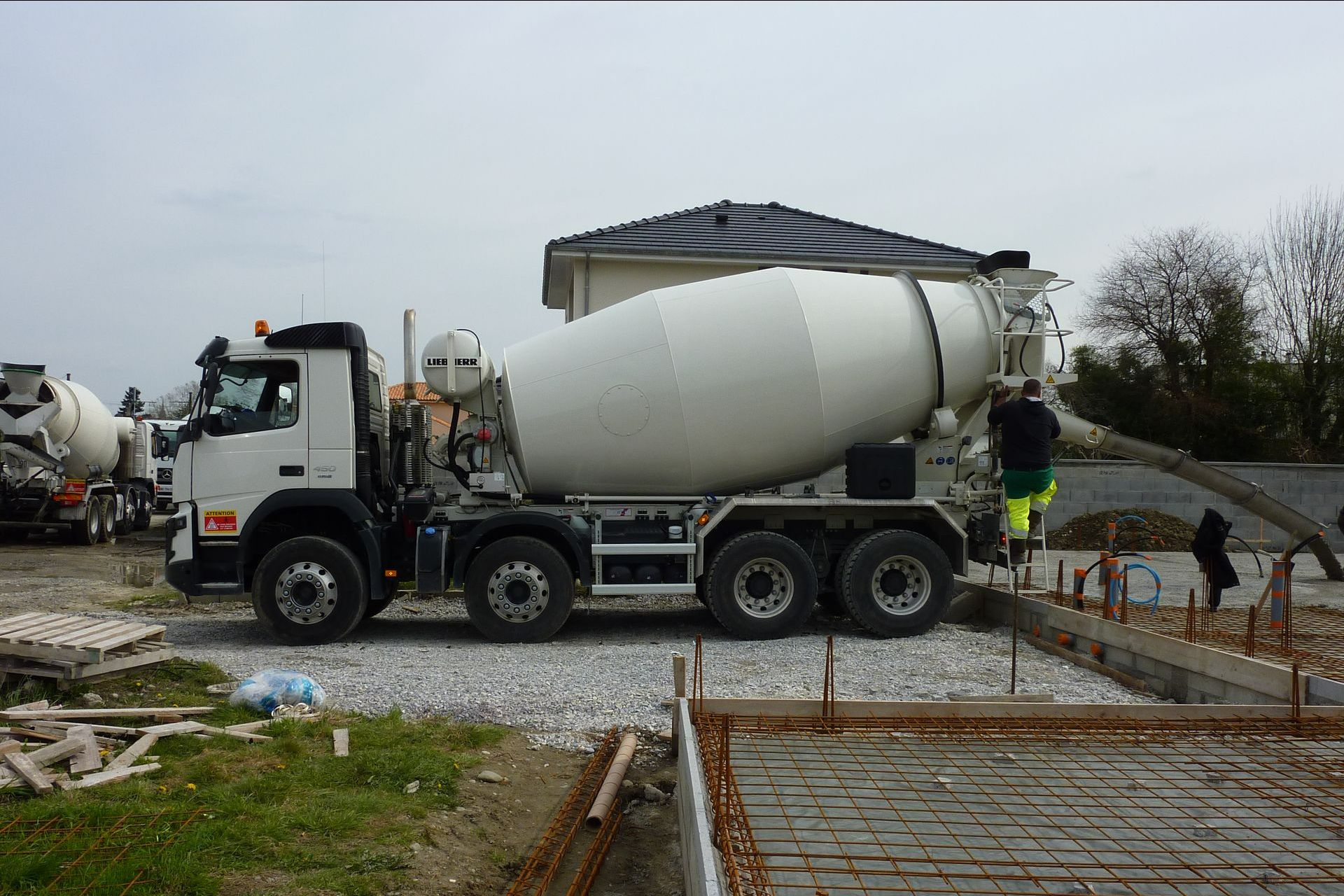 Camion-toupie béton blanc