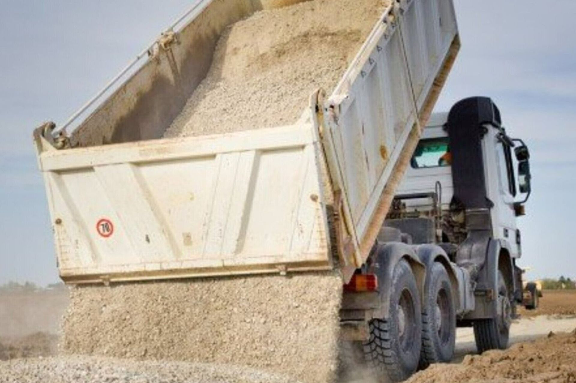 Camion-benne qui vide du sable