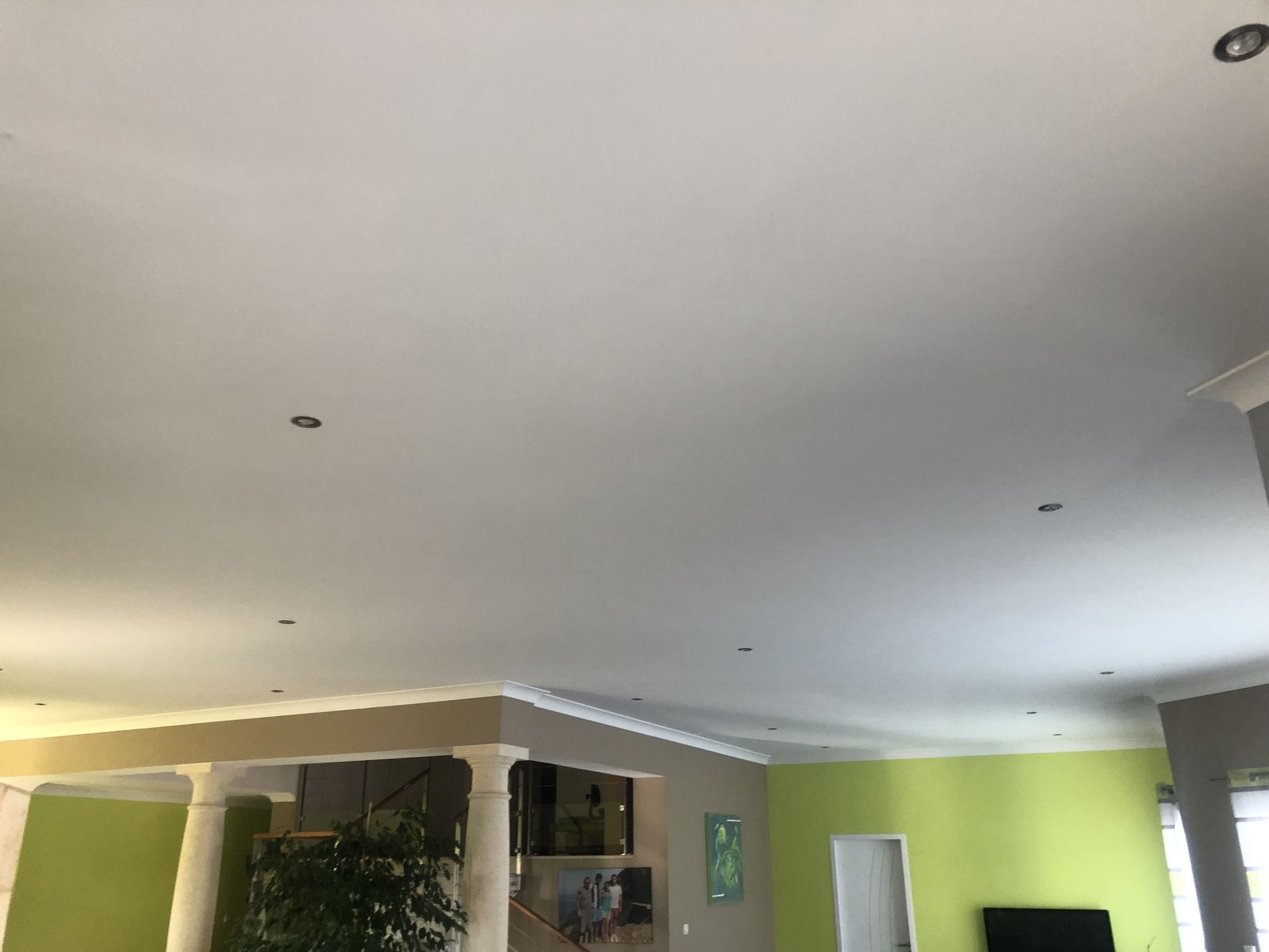 Plafond avec LED mis en peinture en blanc