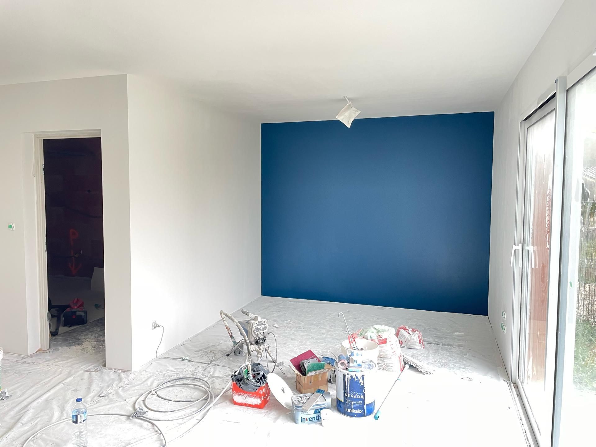 Murs intérieurs mis en peinture en blanc et bleu