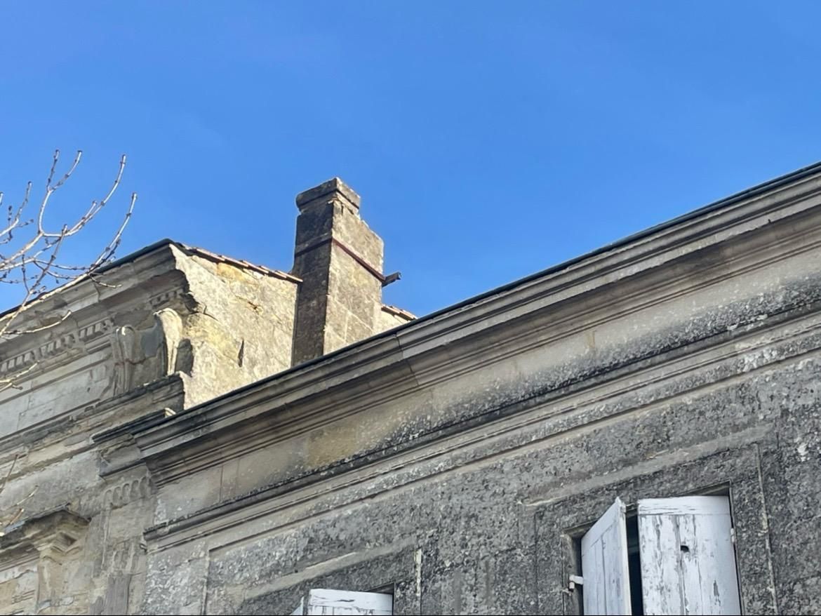 Cheminée sur toiture avant travaux de rénovation