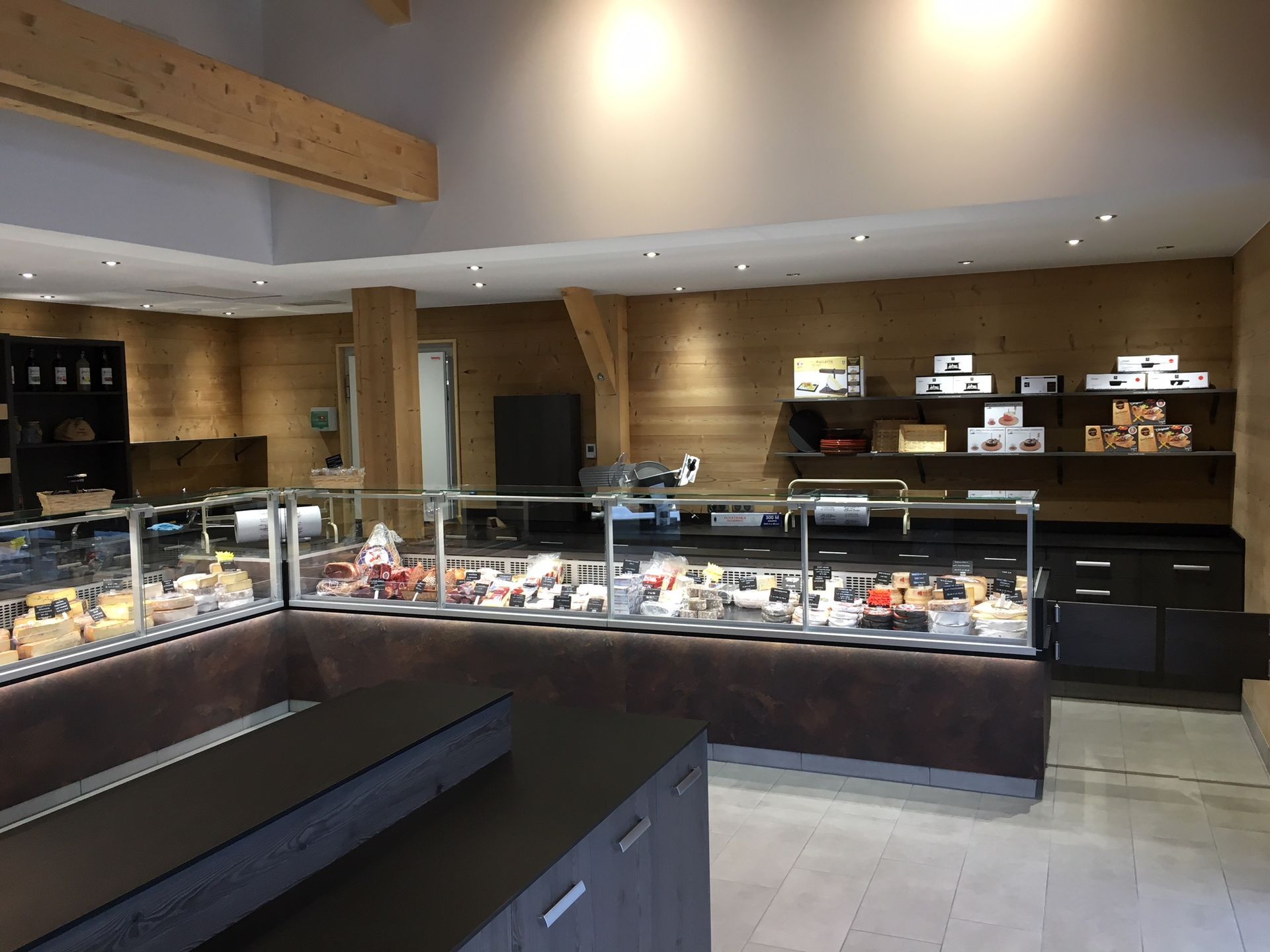 Intérieur d'une boulangerie avec vitrines, boiseries et produits de boulangerie.
