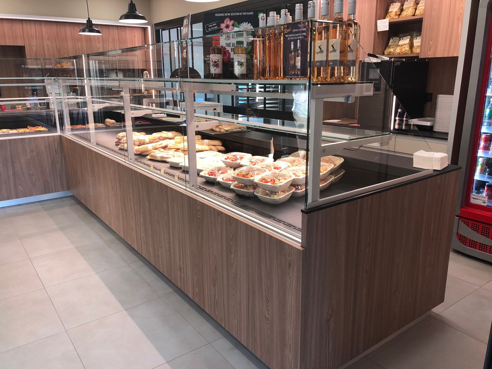 Vitrine de boulangerie avec produits de boulangerie ; panneaux de bois, éclairage zénithal.