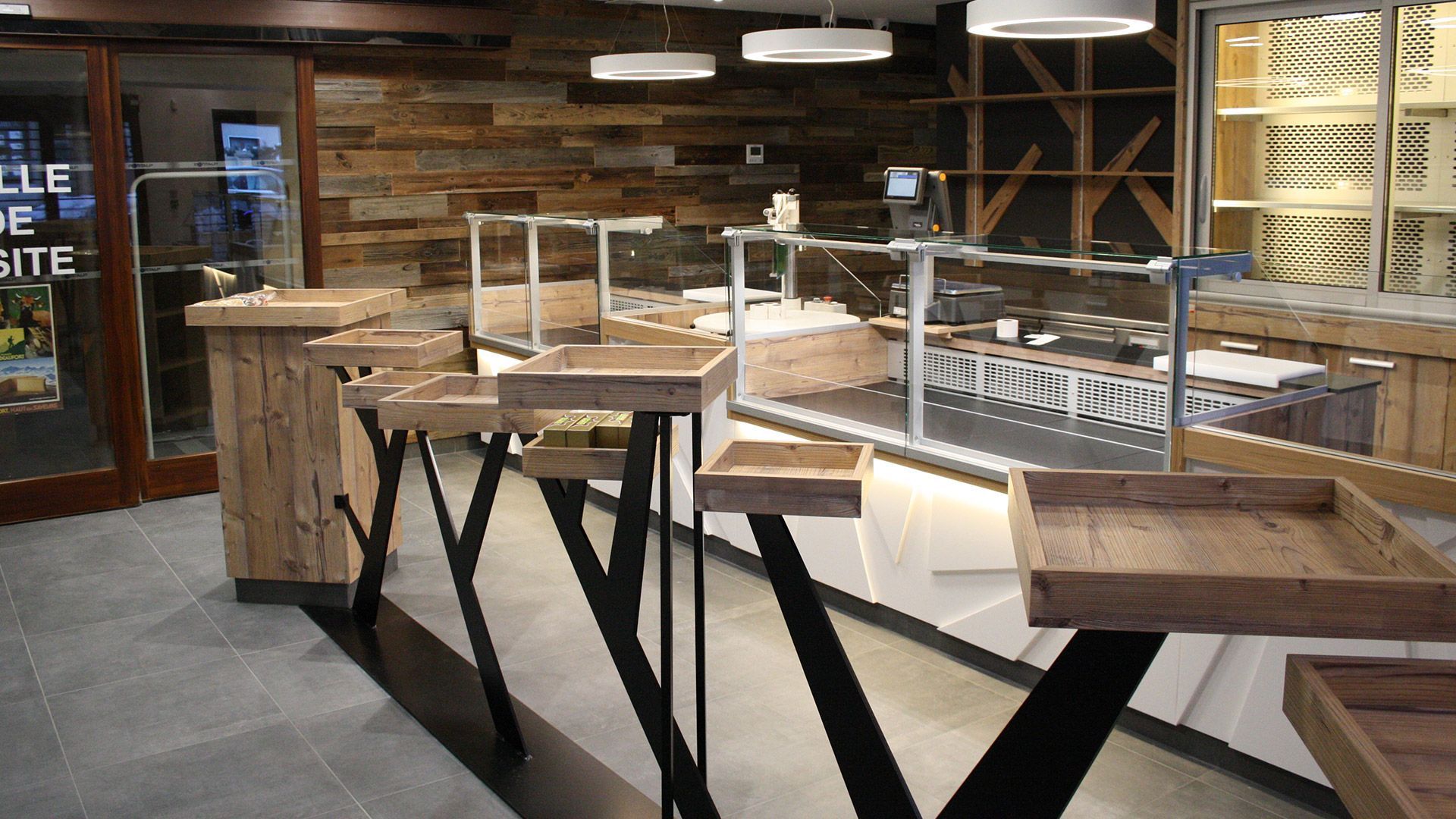 Comptoir de vente au détail en bois avec vitrines et panneaux de bois rustiques.