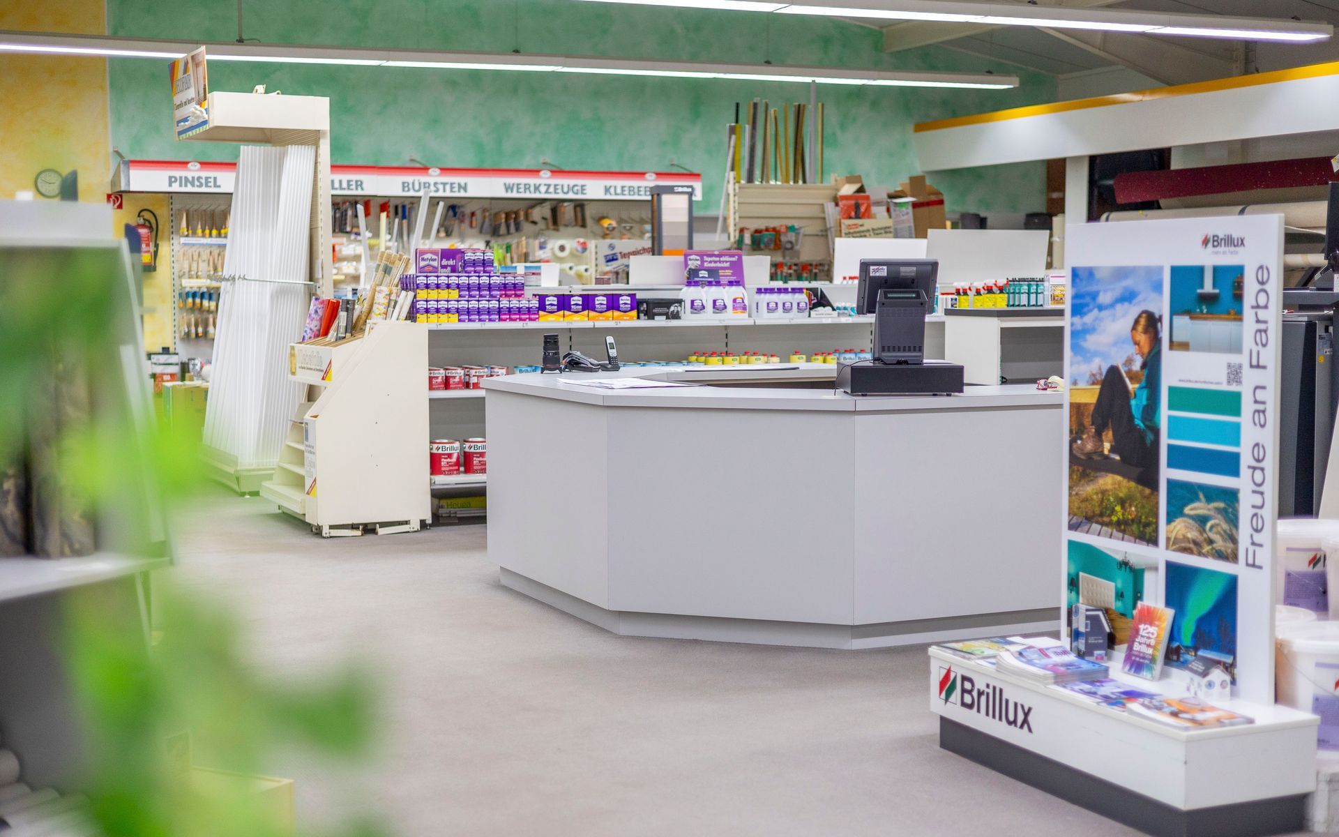 In einem Laden steht mitten im Raum eine Theke.