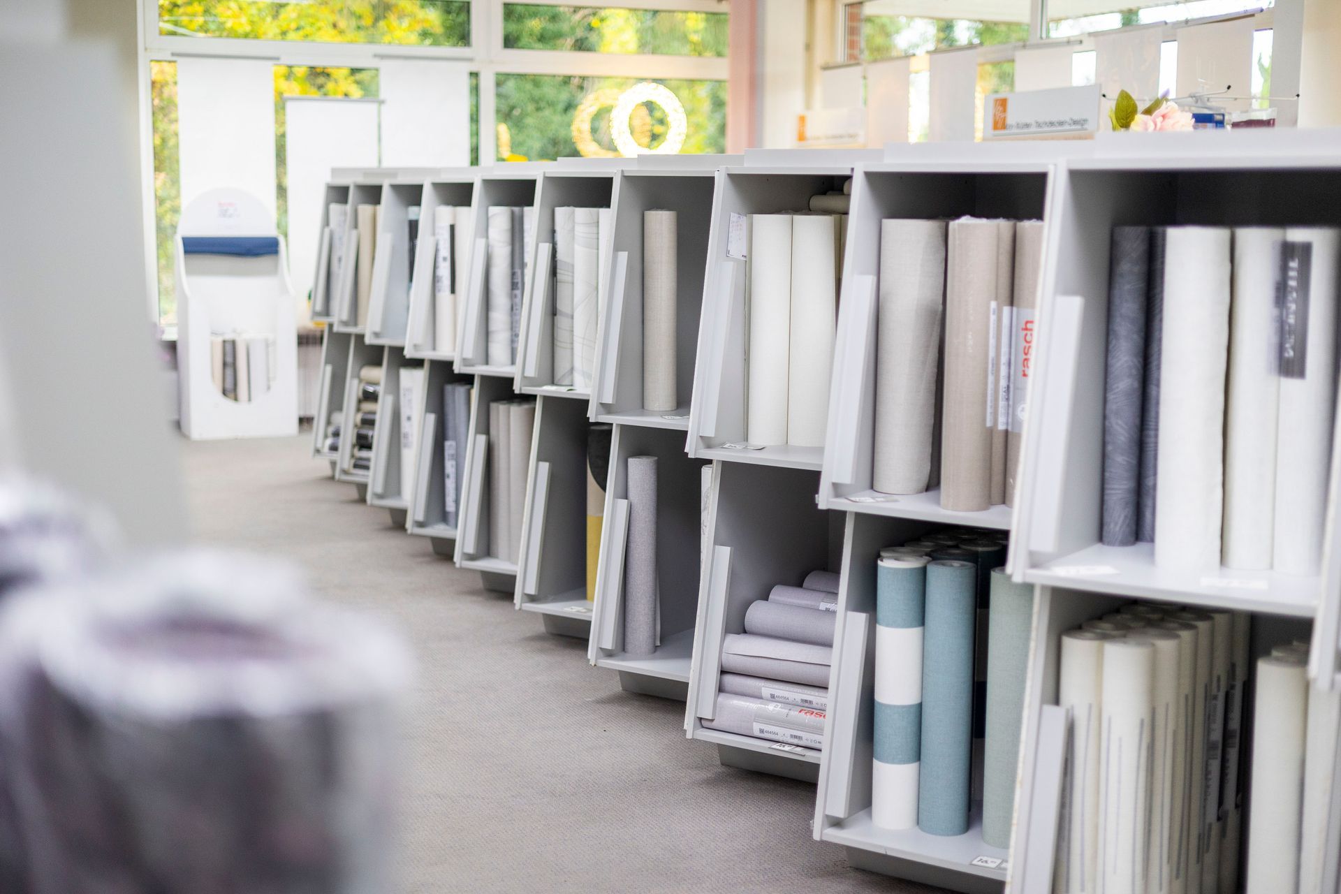 Eine Reihe von Regalen voller Bücher in einer Bibliothek.