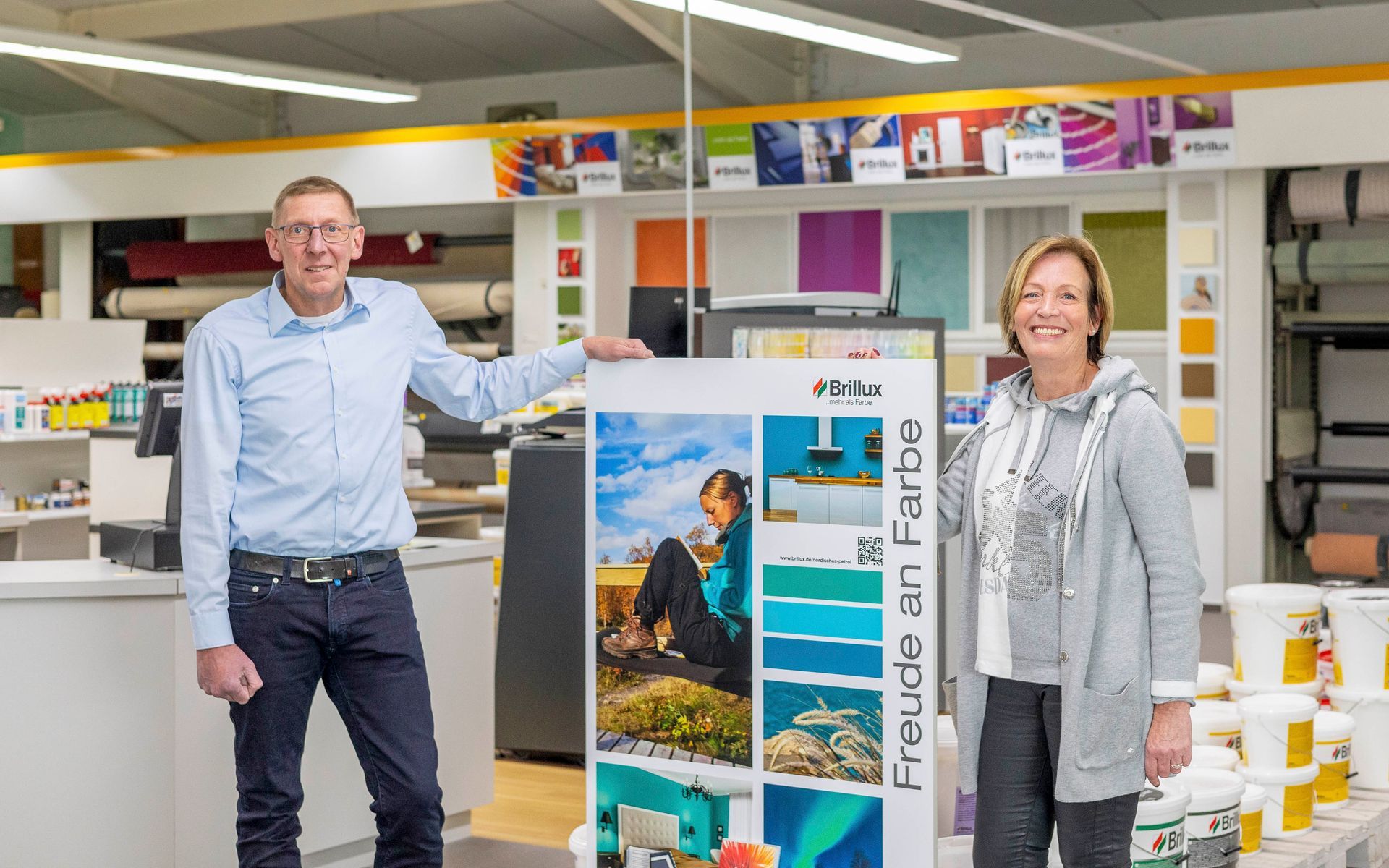 Ein Mann und eine Frau stehen nebeneinander in einem Geschäft.