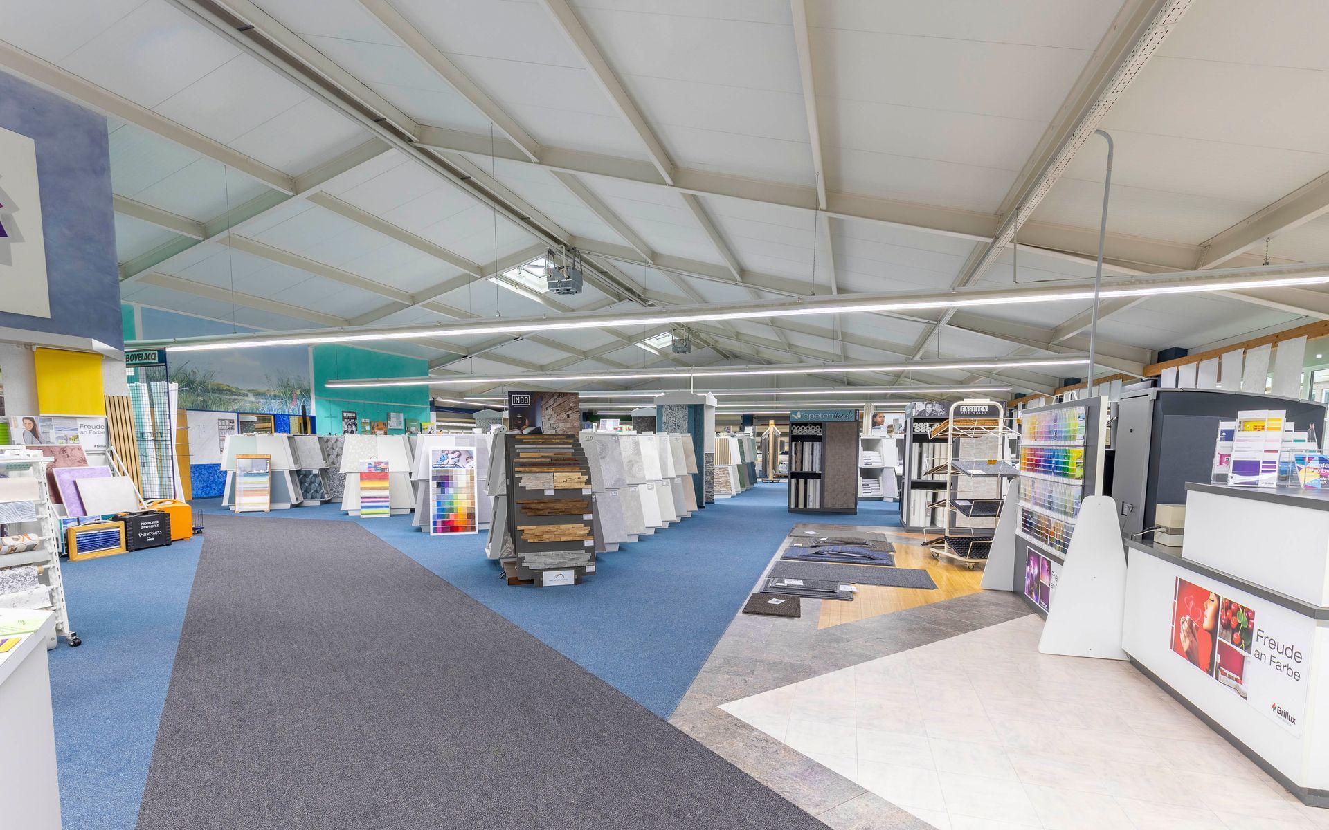 Ein großer Raum mit vielen Möbeln