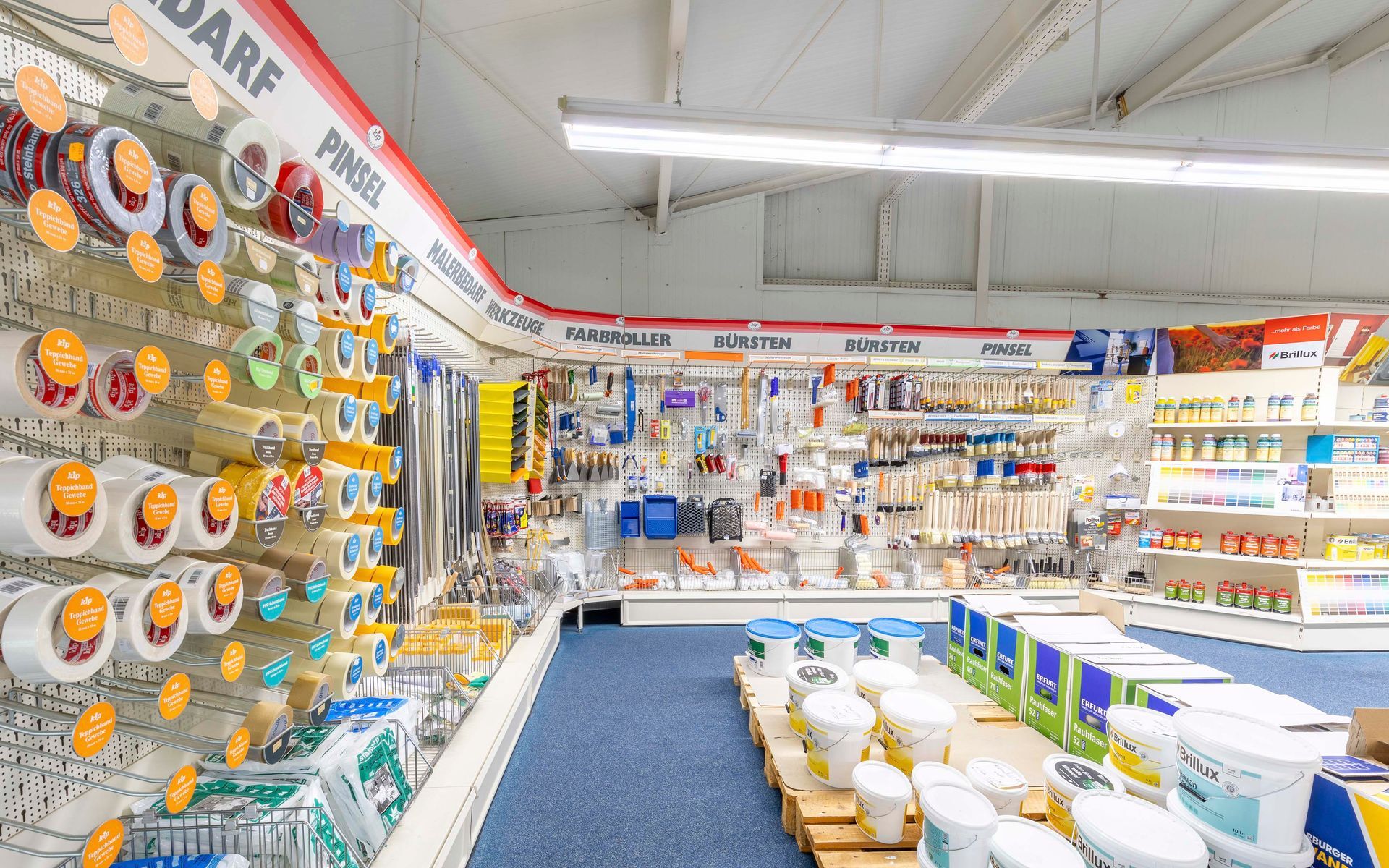 Das Innere eines Baumarkts, der mit vielen Produkten gefüllt ist.