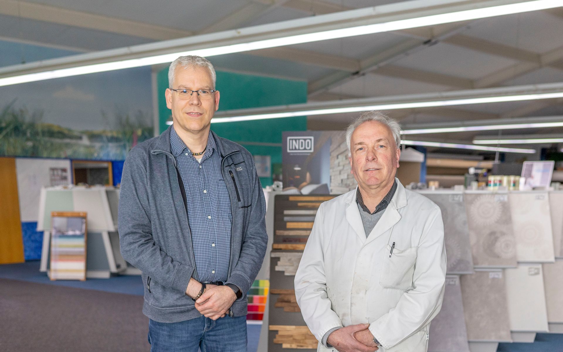 Zwei Männer stehen nebeneinander in einem Geschäft.